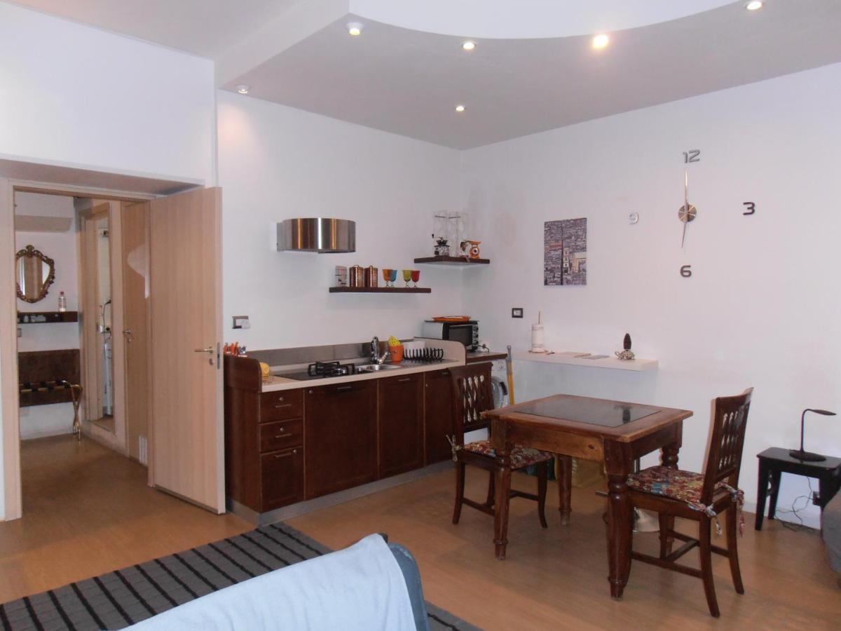 La Residenza Napoli Chiaia Short Let Apartment Superior Via Chiaia 82 Exterior photo