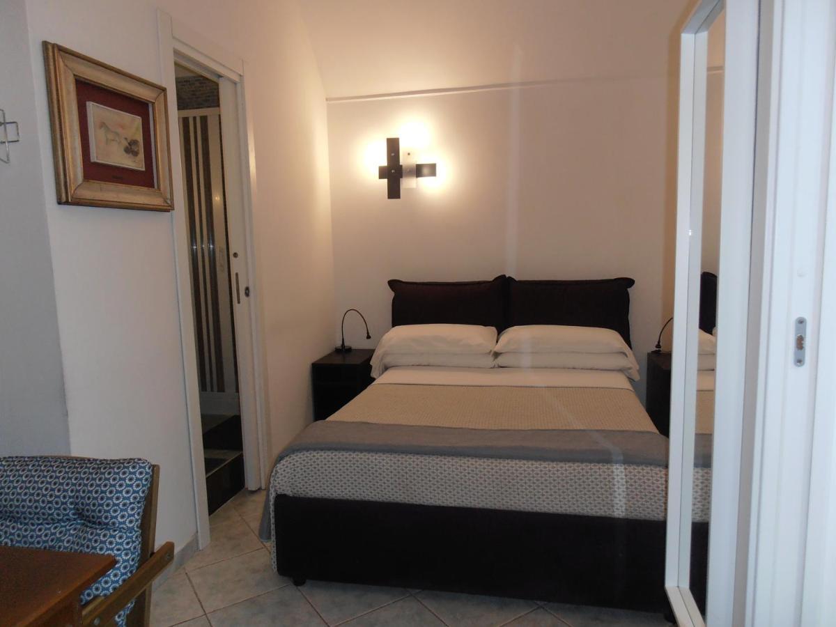 La Residenza Napoli Chiaia Short Let Apartment Superior Via Chiaia 82 Exterior photo