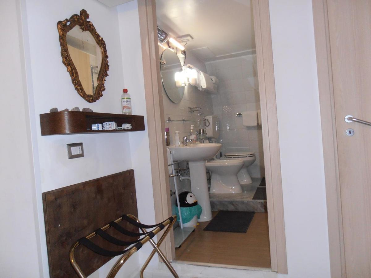 La Residenza Napoli Chiaia Short Let Apartment Superior Via Chiaia 82 Exterior photo