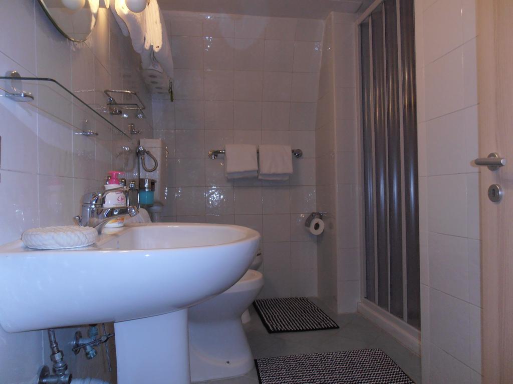 La Residenza Napoli Chiaia Short Let Apartment Superior Via Chiaia 82 Exterior photo