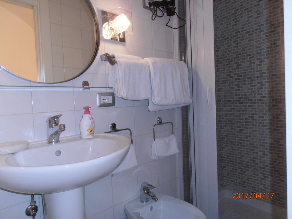 La Residenza Napoli Chiaia Short Let Apartment Superior Via Chiaia 82 Exterior photo