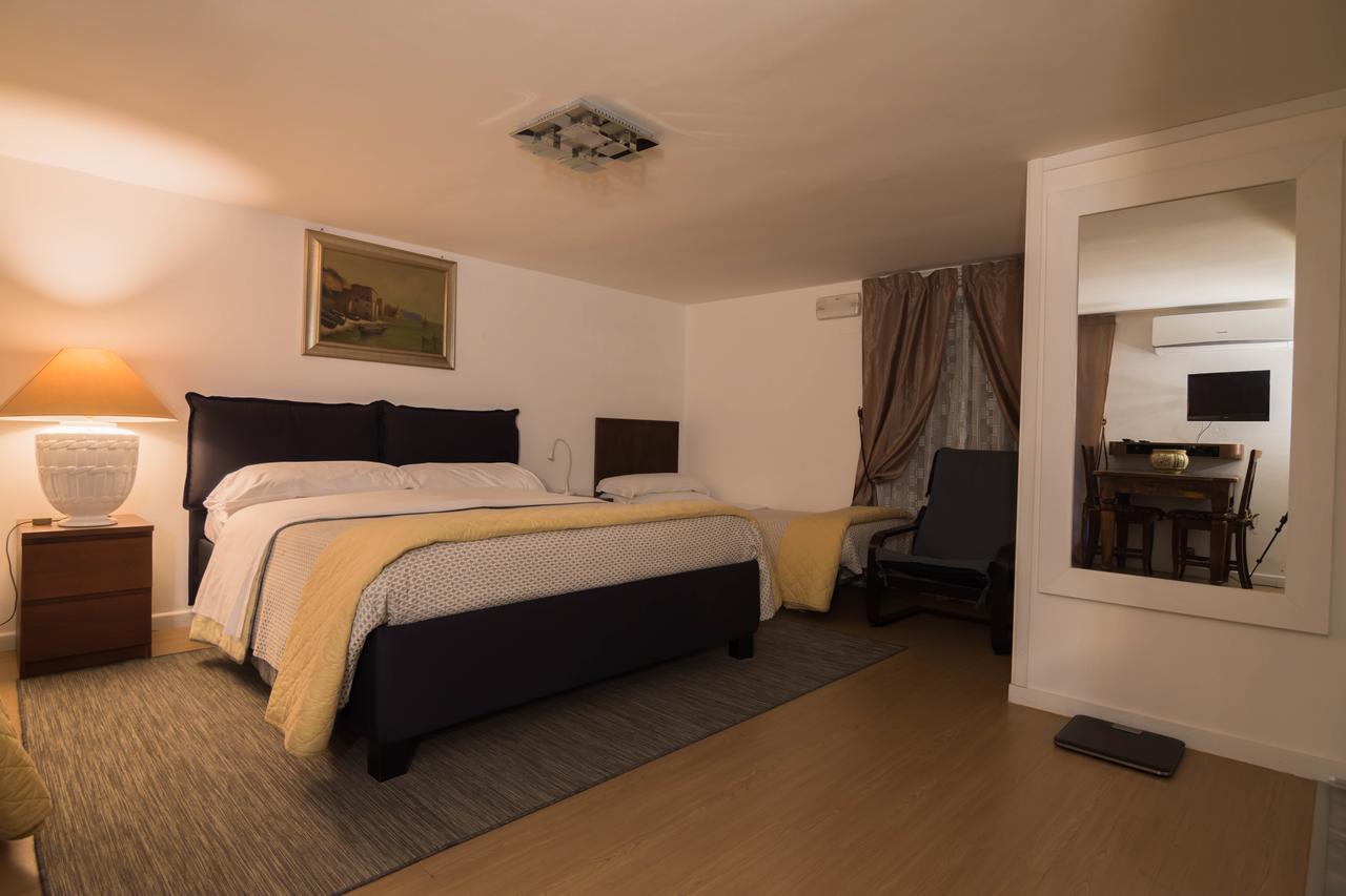 La Residenza Napoli Chiaia Short Let Apartment Superior Via Chiaia 82 Exterior photo